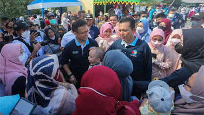 Menkes Budi Dan Gubernur Kepri Tinjau Imunisasi Anak Di Kampung Bulang