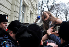 Фото Укринформ: задержание активистки FEMEN