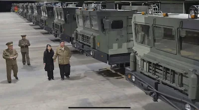 Kim Jong-un besichtigt im Raketendepot mit seiner Tochter