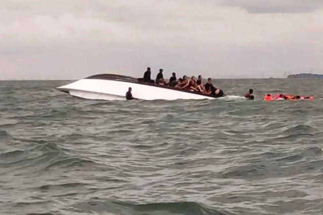 Kapal Terbalik di Perairan Kepulauan Seribu