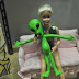 Mirip Boneka Barbie, Perempuan Ini Mengaku Alien