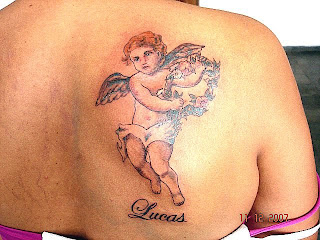 Anjo tatuado nas costas