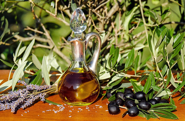 Frankinscence, a natural essential oil used as perfume in making Chebe