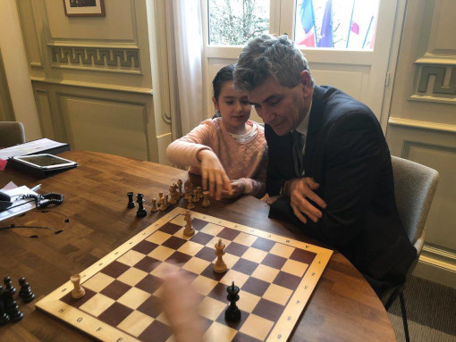 Les écoliers vont apprendre le jeu d'échecs et progresser rapidement, c'est pourquoi monsieur le maire s'est entraîné avant le début de la partie, ici avec Nahia Darrort jeune poussine Agenaise.