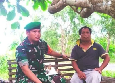 Waspada Cuaca Ekstrem dan Jaga Kebersihan, Babinsa Gelar Komsos di Desa Cemaga Tengah