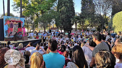 Mucho público asistiendo a la obra de teatro infantil y títeres en el Parque de Consolación de Utrera, en la I Jornada #UtreraEnFamilia.