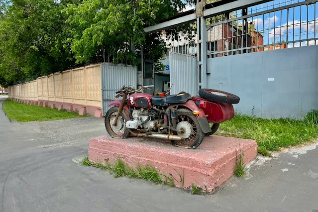 Преображенская набережная, «Электрозавод», мотоцикл «Урал» на постаменте