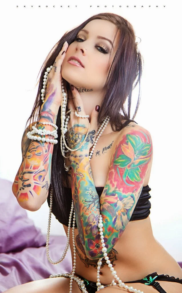 Espectacular foto de modelo con tatuajes