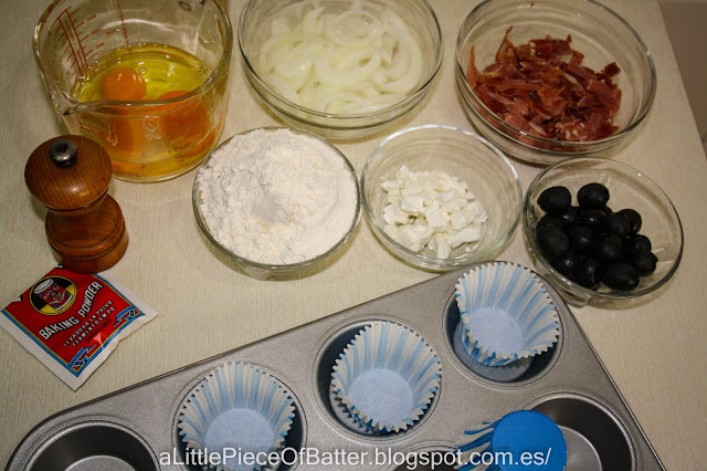 Muffin salado con jamón serrano, queso de cabra y aceitunas negras.