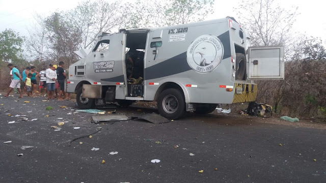 Urgente!Em São Bernardo bandidos explodem carro de transportadora de valores