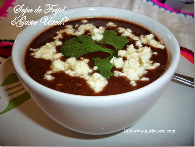 Sopa de frijol con chochoyones