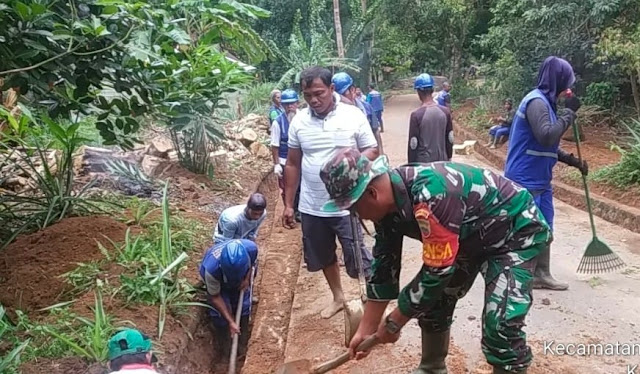 Babinsa Yuniaro Zebua Gotong Royong bersama Warga Membersihkan Parit dan Bahu Jalan