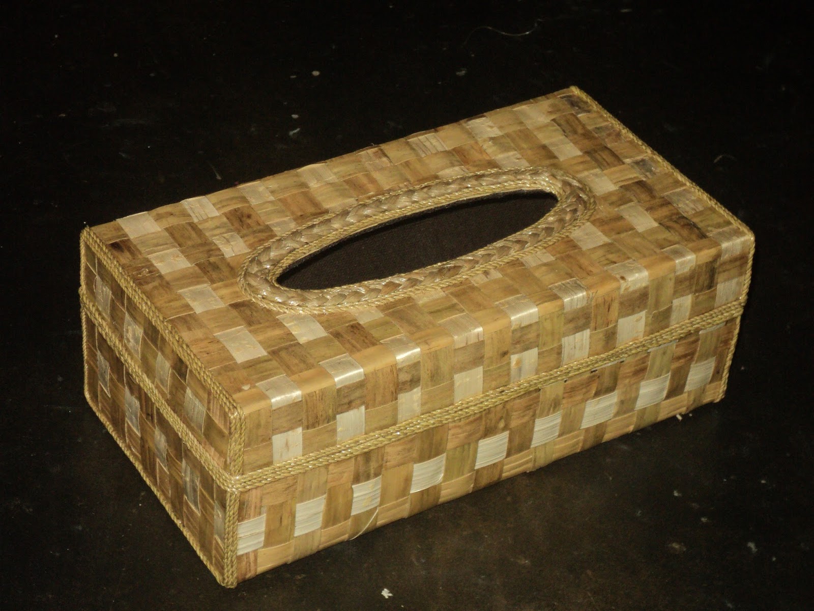  Tempat  tisu  atau kotak tisu  cantik berbahan baku enceng 