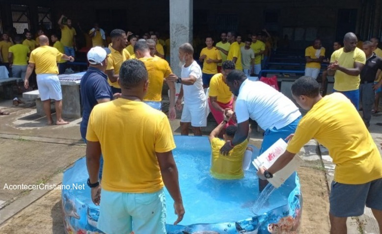 Bautismo en el centro penitenciario La Nueva Joya, Panamá