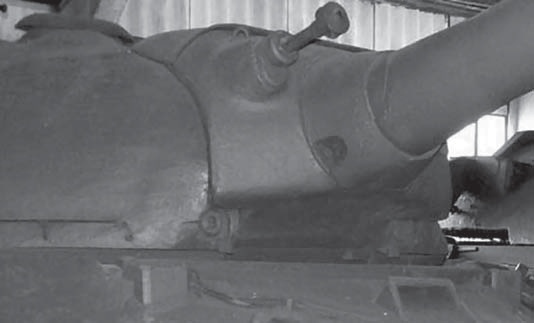 Броневая маска орудия Т-10, видна установка спаренного пулемета ДШК