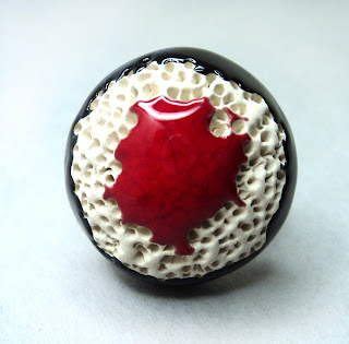 grosse bague chic femme rond rouge noir blanc reliefs coquillage ceramique