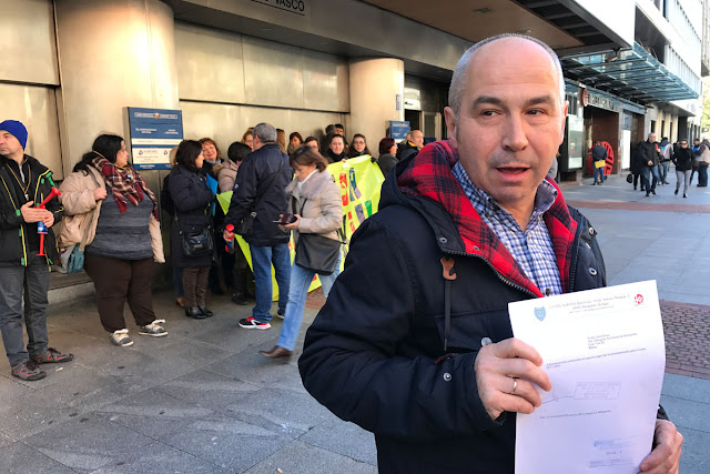 El director del colegio, Juan Ortega, muestra el registro de entrega de las matrículas al Gobierno Vasco