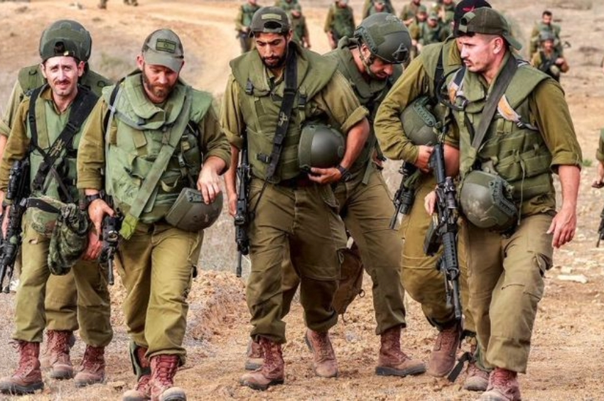 Soldados israelenses atuando em área próxima à Faixa da Gaza, no sul do território palestino, em 12 de novembro de 2023 | MENAHEM KAHANA/AFP