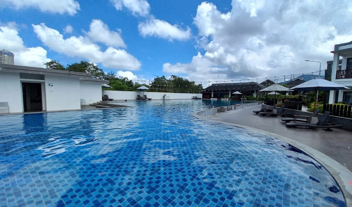 kolam renang grand master resort tomohon