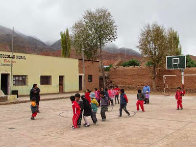 Morgen ist Muttertag in Bolivien. Die Grundschüler üben ein Tänzchen.