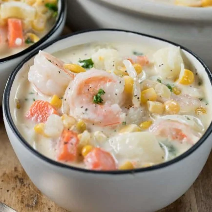 CREAMY SEAFOOD CHOWDER