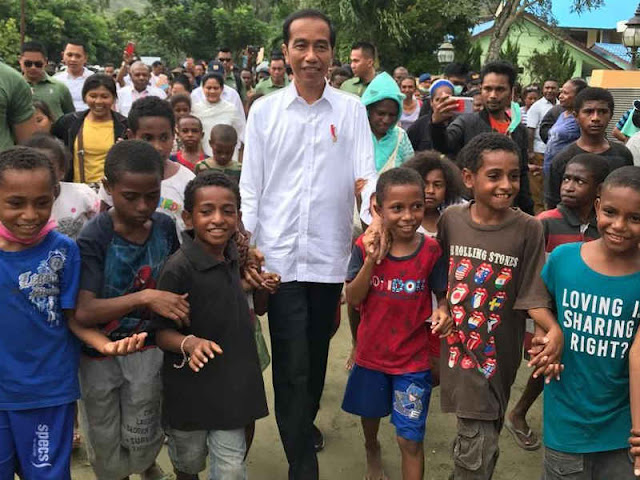 Diminta Kunjungi Sekolah yang Rusak, Jokowi Hampiri Anak-anak Kemiri