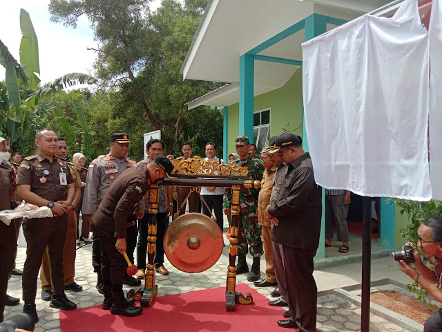 Kajari bersama Bupati Karimun Meresmikan Rumah Restorative Justice di Kantor Lurah Kapling