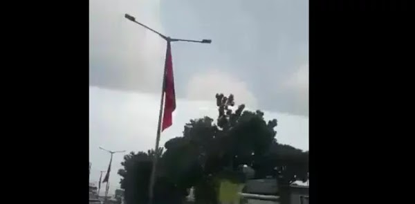 Deretan Bendera PDIP Terpasang di Tiang Listrik, Satpol PP Tak Mau Bertindak Sembarang