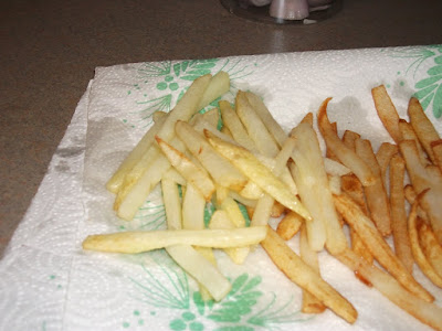 After the first fry, your frites should look like the ones on the left ...