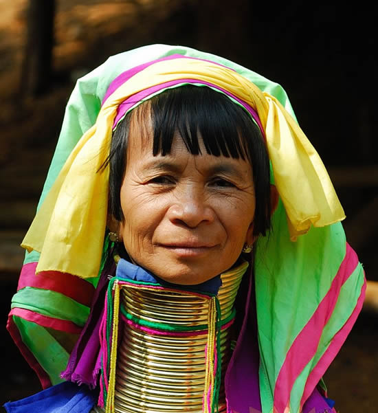 long8 أغرب العادات والتقاليد في قبائل بورما ، ينتج عنها أطول أعناق عند النساء