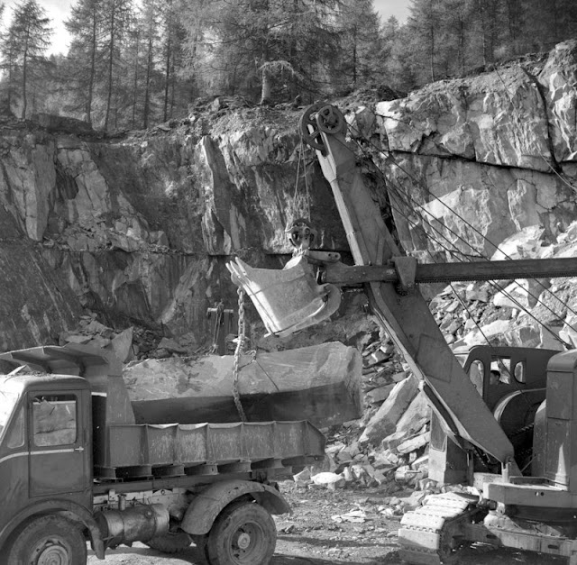 Broughton Moor. Green Slate Quarries, Spout Crag Quarry, 7 miles south-west of Coniston, Cumbria. Loading a large block in the quarry - NCK 304.