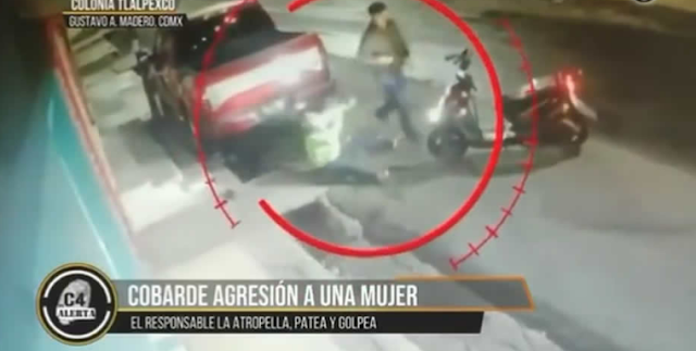 Video: así es captado como un hombre atropella con su moto a mujer, ya en el piso la patea, jalonea y desgreña hasta que llegaron 2 sujetos de detiene