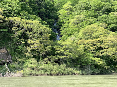 舟下り中に見える滝