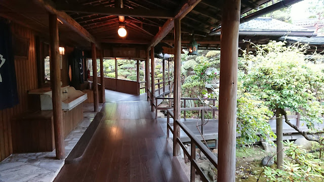 旅館花屋の部屋へ続く廊下