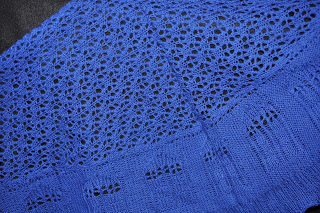 close up center back of shawl.