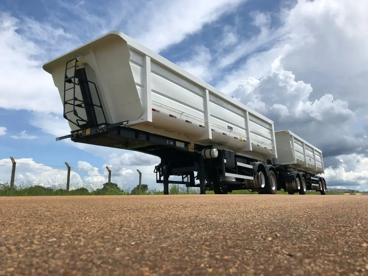 Implemento rodoviario basculante rodotrem