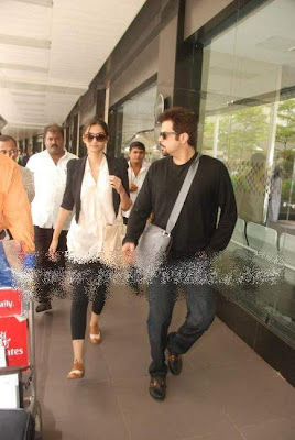 Anil kapoor and her daughter Sonam Kapoor at Mumbai airpot. 