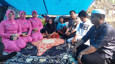 Kapolsek Herlang Bersama  Ibu Bhayangkari Sambangi Korban Kebakaran Di Desa Karassing