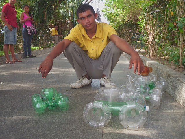 VIDEO: Joven Antonio Nieves Tolero realiza carros de plásticos de refrescos de botella en Apure. EMPRENDIMIENTO.