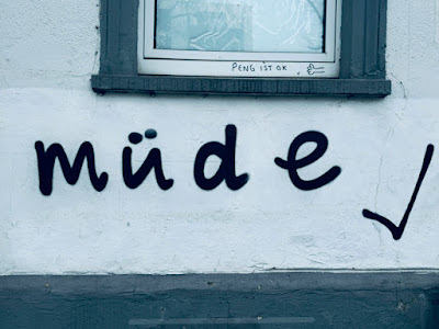 An die Wand gesprayt: MÜDE