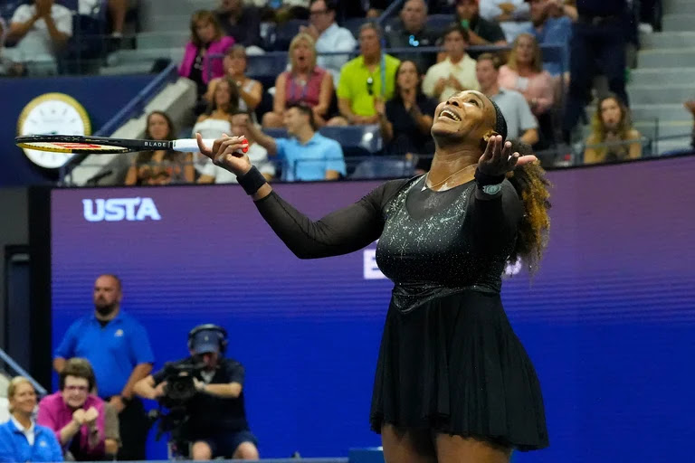 Serena Williams postergó su retiro del tenis al lograr un magnífico triunfo ante Anett Kontaveit en el US Open