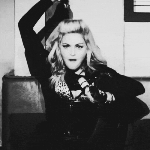 Madonna feliz e boa de pontaria!