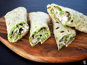 Wrap, con base de yufka (pan plano turco) y relleno de guacamole y sardinas