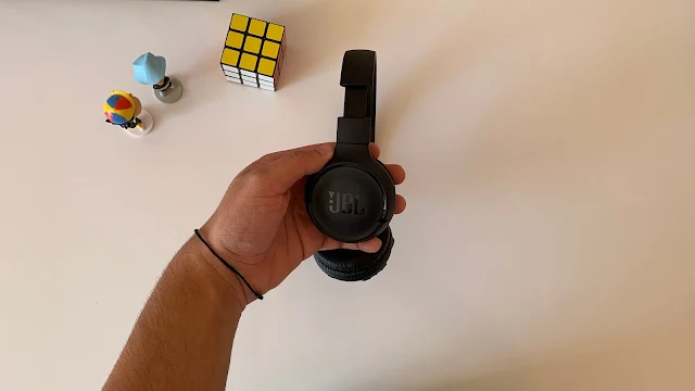JBL Tune 510BT na mão