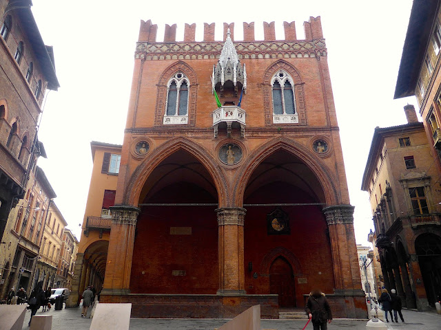 palazzo-della-mercanzia-bologna