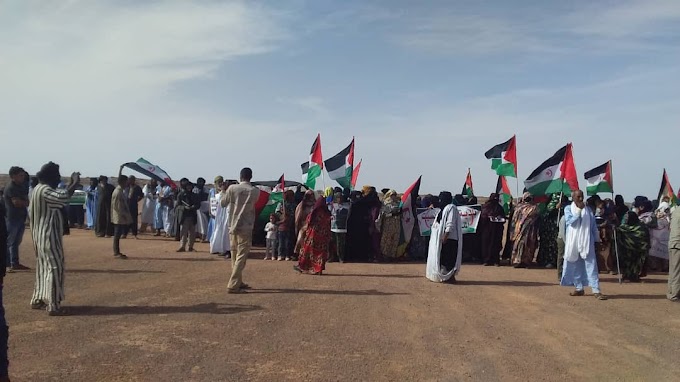 بلدة تيفاريتي : مواطنون صحراويون يتظاهرون أمام مقر بعثة المينورسو ضد فشلها أداء مهمتها في تنظيم إستفتاء تقرير المصير. 