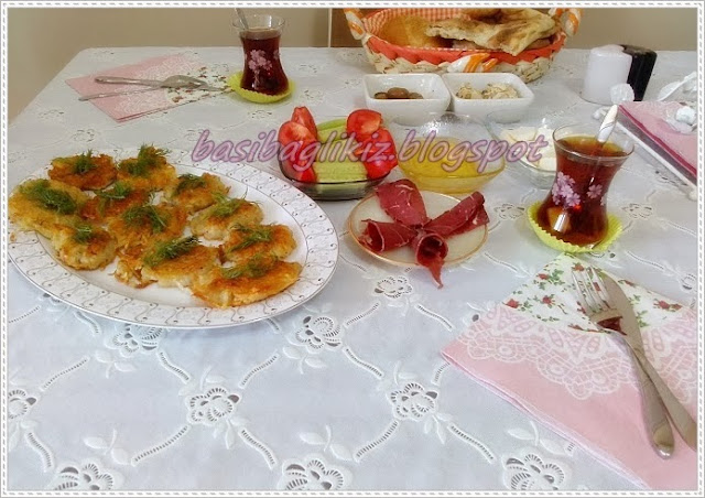 kahvaltı masası,süslü sofralar,masa düzeni,tesettür,yemek masası,patates mücveri,english home güllü peçetelik,