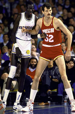 Manute Bol - the tallest Player in NBA www.coolpicturegallery.net