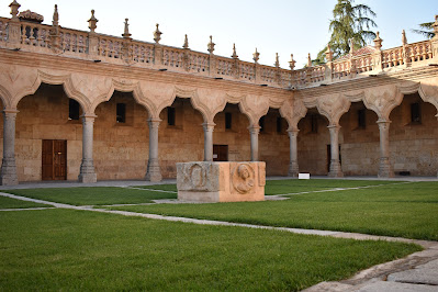 Pátio das Escolas Menores de Salamanca com as arcadas e o cielo de salamanca