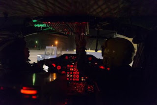 Δεξιά με τη κίτρινη κάσκα ο Κυβερνήτης του ελικοπτέρου, Υποπλοίαρχος Αναστάσιος Τουλίτσης, περίπου 24 ώρες πριν τη μοιραία πτήση
